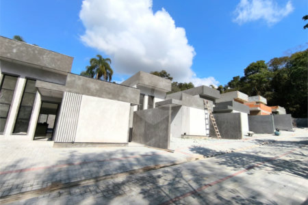 Casa à venda com 3 quartos, sendo 1 suíte, no condomínio Villagio Brasil, Atibaia - SP