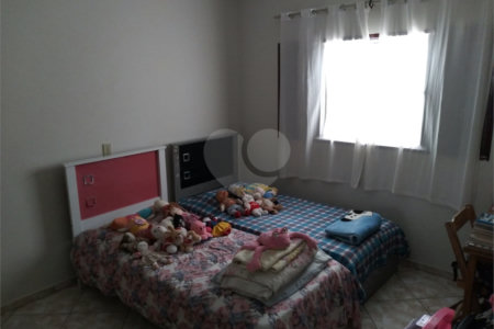 Casa térrea com 2 dormitórios, sendo 1 suíte.