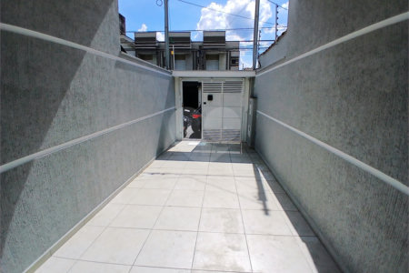 Sobrado à venda com 3 quartos, sendo 1 suíte,  em Parque Vitória, São Paulo, SP