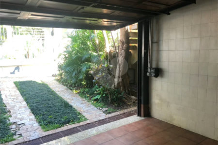 Sobrado com 363m² à venda no Alto da Moóca - 3 suítes e 6 vagas.