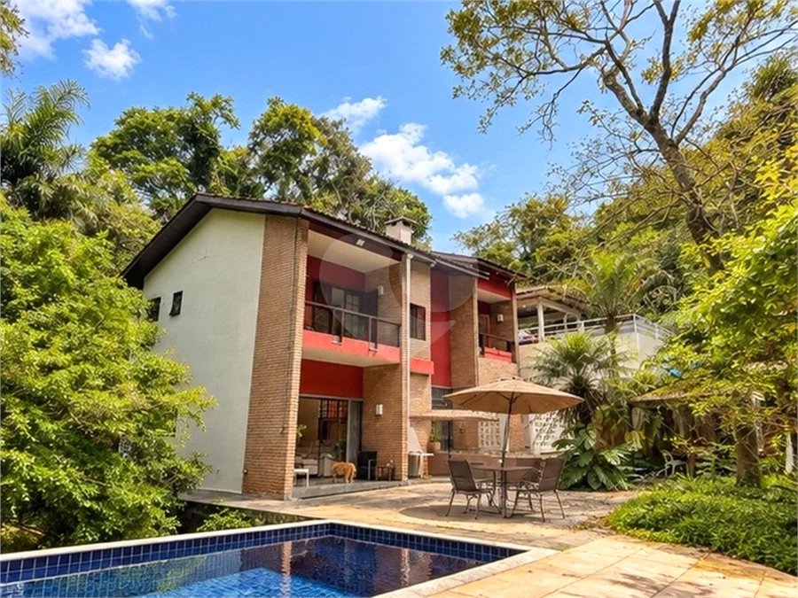 Casa em condomínio com 3 dormitórios, 01 suíte, garagem para 06 carros, área gourmet, piscina.