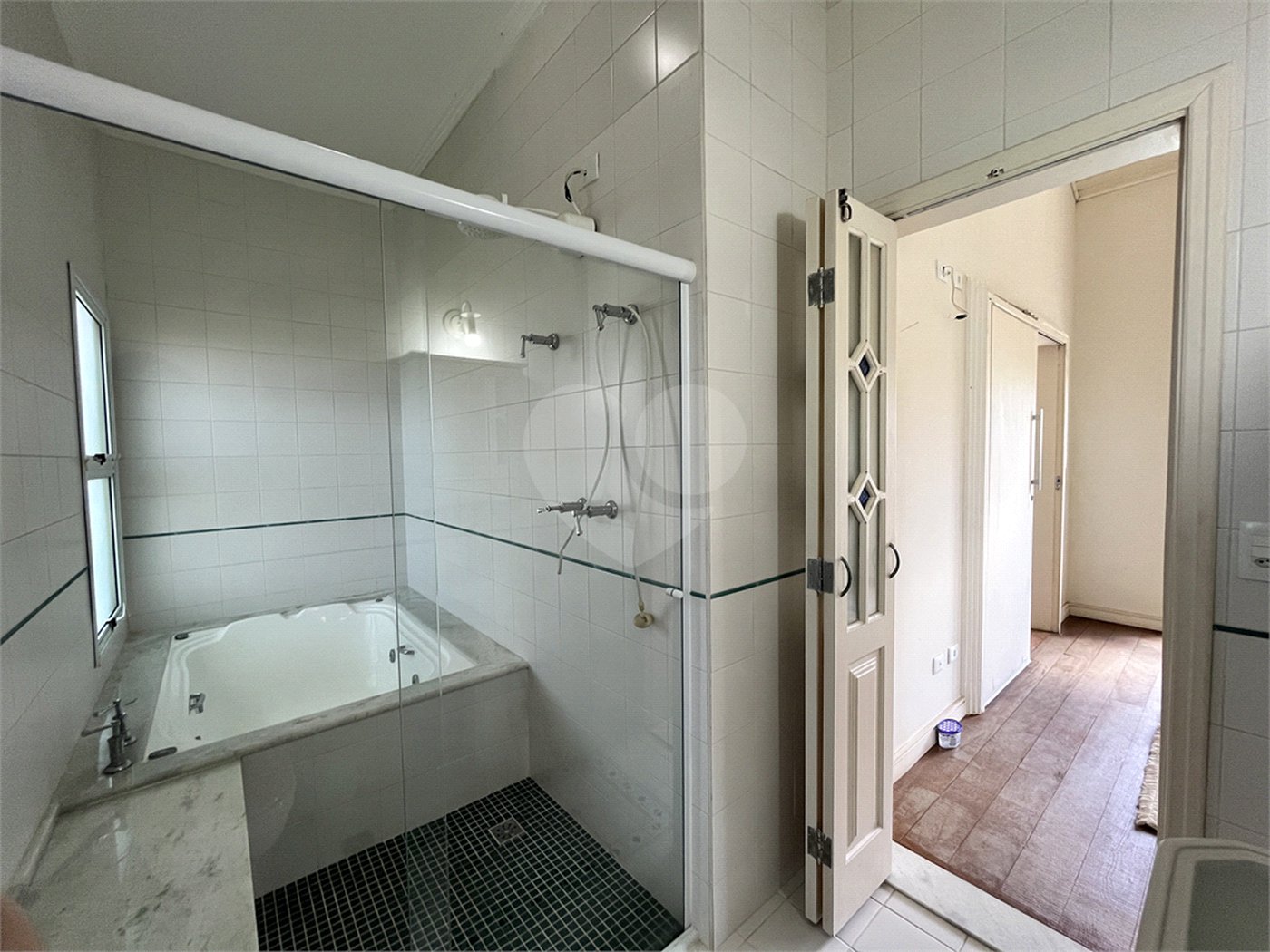 Casa à venda com 5 quartos, sendo 3 suítes,  no condomínio Village Saint Charbel, Araçoiaba da Serra - SP
