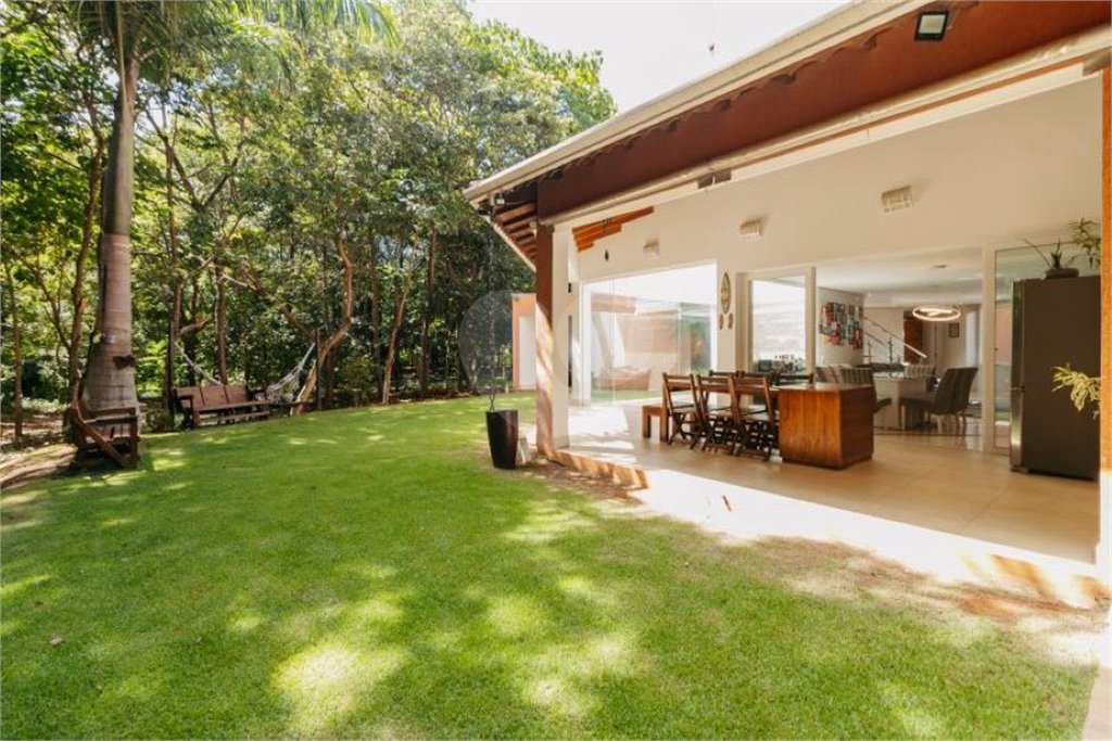 Casa à venda com 5 quartos, sendo 4 suítes, no condomínio Figueira Garden, Atibaia - SP