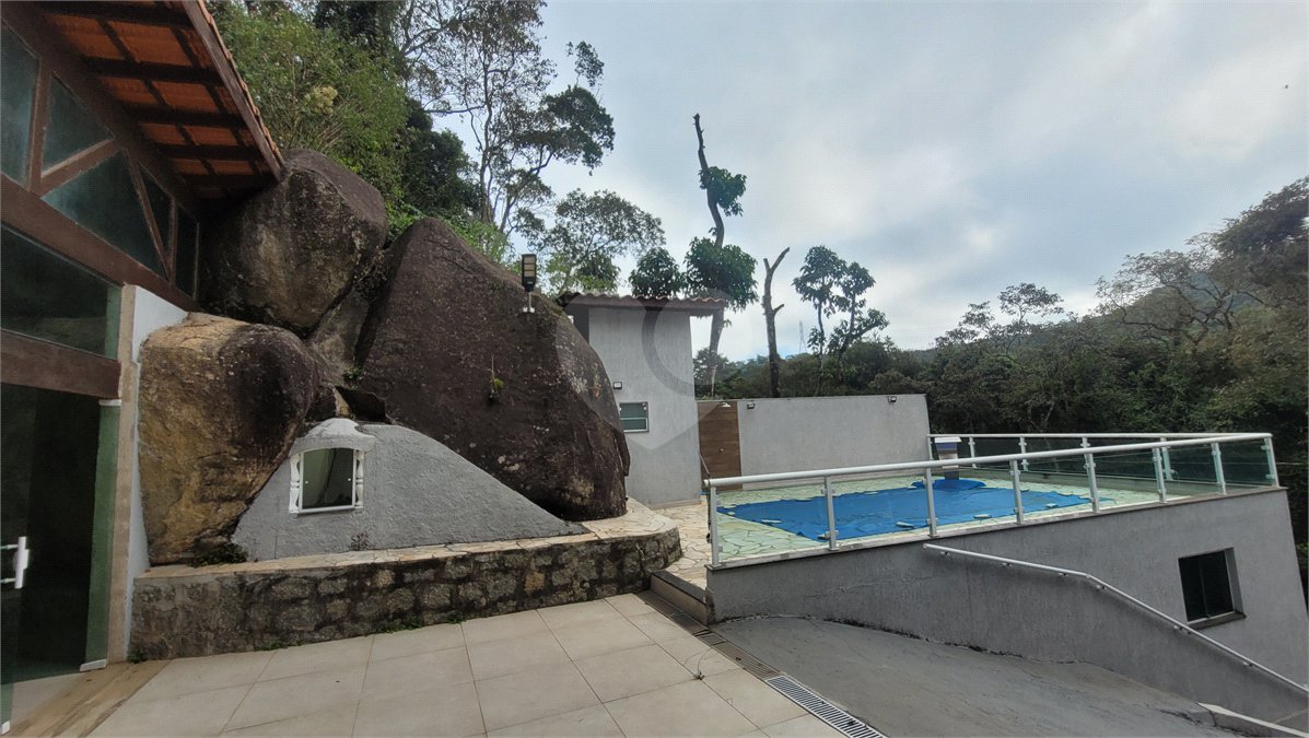 Casa à venda com 4 quartos, sendo 1 suíte, no condomínio Parque Suiça, Caieiras - SP