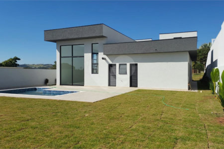 Casa à venda com 3 suítes no condomínio Shambala III, Atibaia - SP