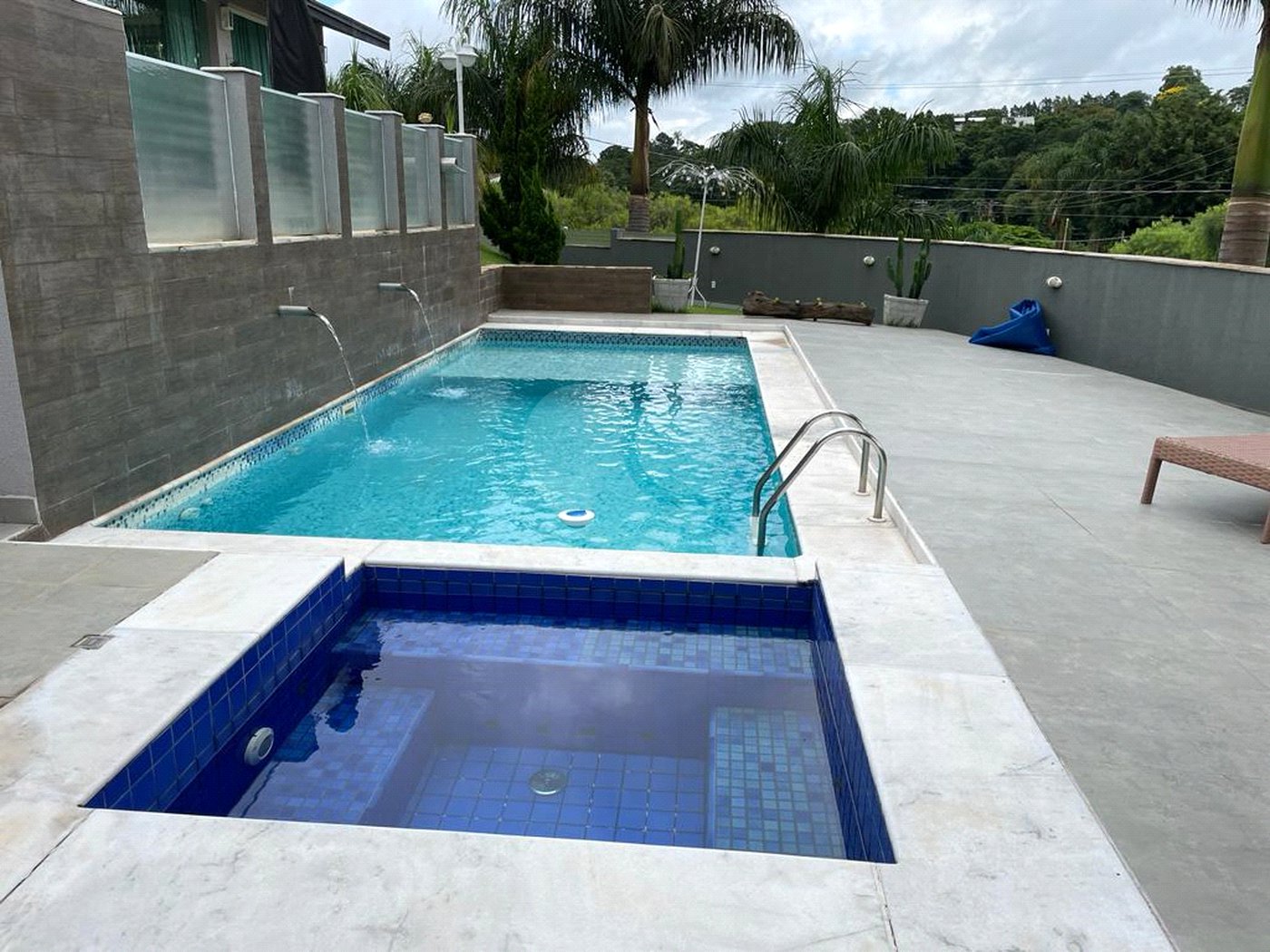 Casa à venda com 4 quartos, sendo 3 suítes, no condomínio Vila Hípica I, Vinhedo - SP