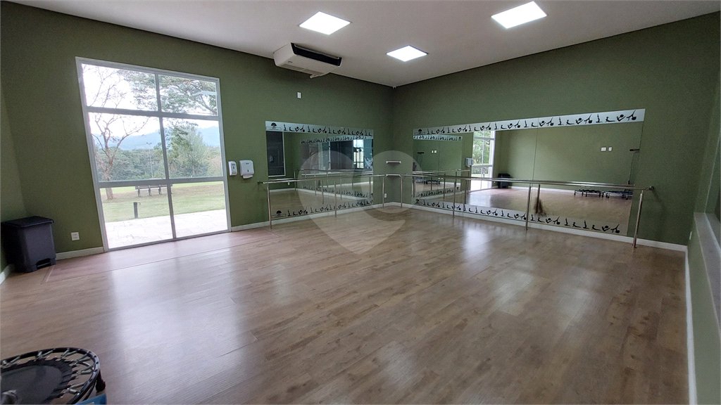 Casa à venda com 4 suítes no condomínio Figueira Garden, Atibaia - SP