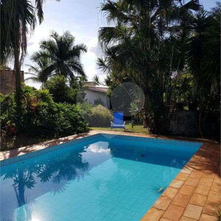 Casa térrea com piscina para venda no Parque Santa Marta
