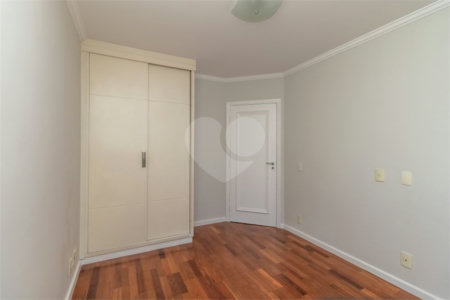 Casa à venda com 4 quartos, sendo 2 suítes, no condomínio Stephanie, São Paulo - SP