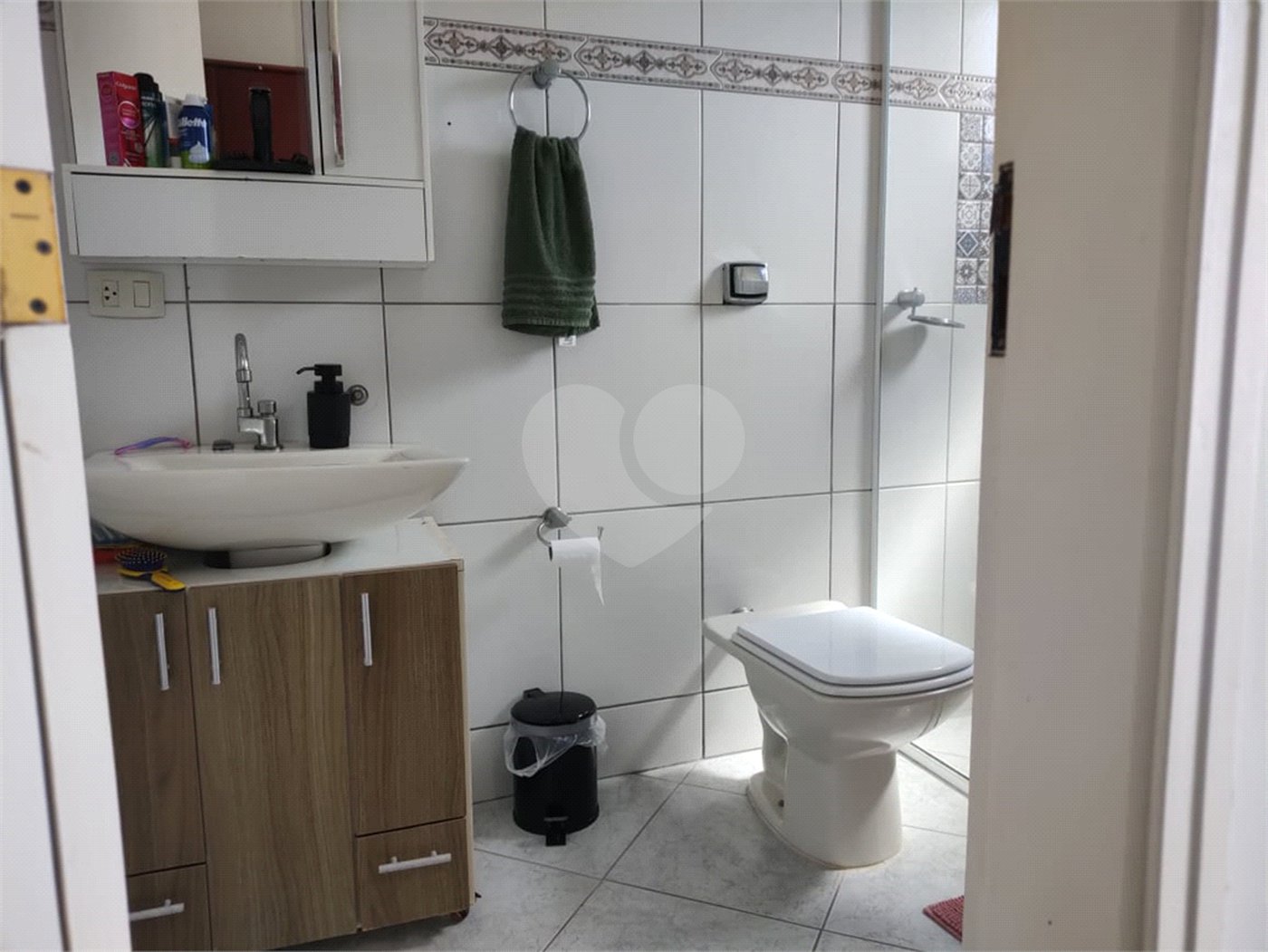 Casa à venda com 4 quartos, sendo 2 suítes, no condomínio Residencial Jardim das Palmeiras, Vinhedo - SP