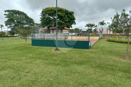 Casa em Construção com Área Gourmet e Piscina no Condomínio Damha II