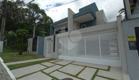 Casa à venda com 3 quartos, sendo 1 suíte, no condomínio Fazenda Cantagalo, Rio de Janeiro - RJ