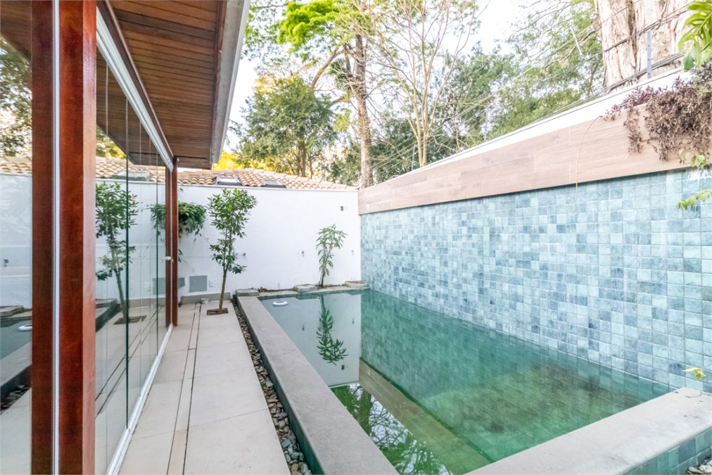 Casa à venda com 4 quartos, sendo 3 suítes, no condomínio Village Place, São Paulo - SP
