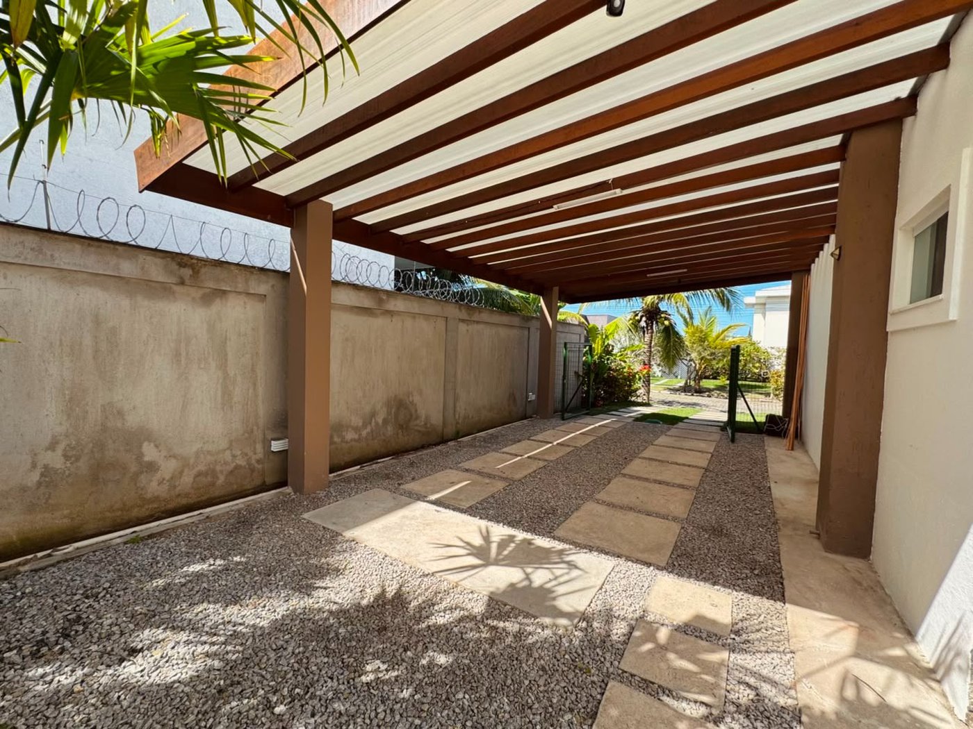 Casa para alugar com 3 suítes, no condomínio Outeiro São Francisco, Porto Seguro - BA