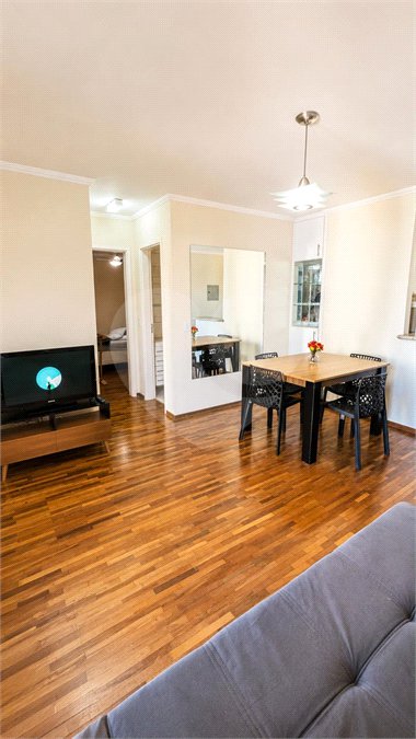 Apartamento á venda no centro com dois dormitórios e sacada.