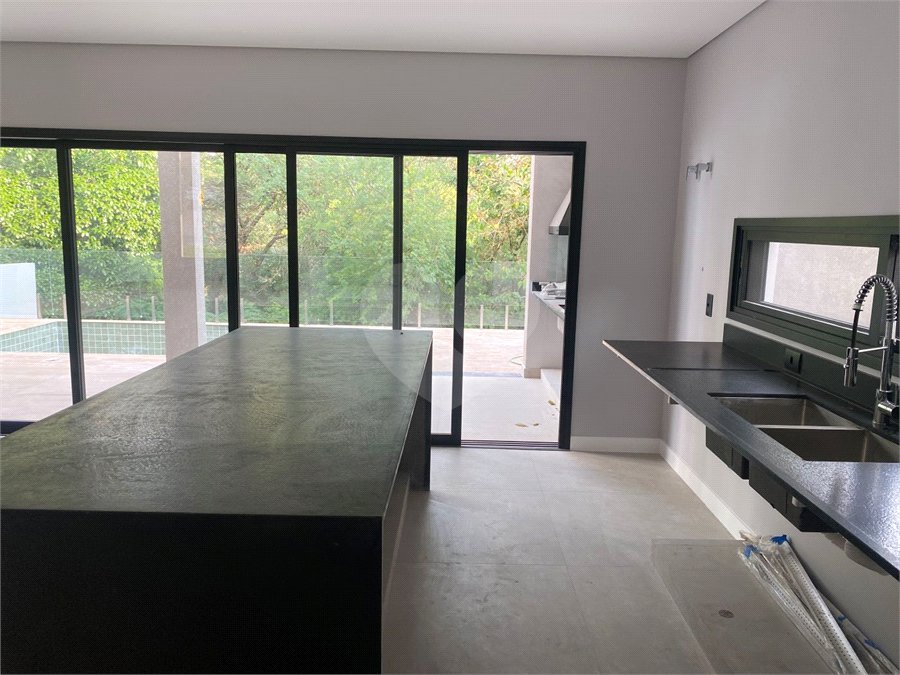 Casa à venda com 4 quartos, sendo 3 suítes, no condomínio Recanto dos Paturis, Vinhedo - SP