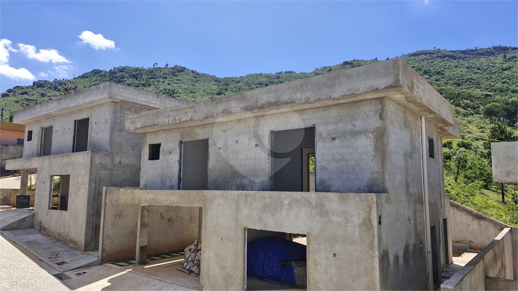 Casa à venda com 4 quartos, sendo 2 suítes, no condomínio Jaboticabeiras, Atibaia - SP