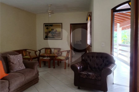 Sobrado à venda com 6 quartos, sendo 2 suítes, em Balneário Stella Maris, Peruíbe, SP