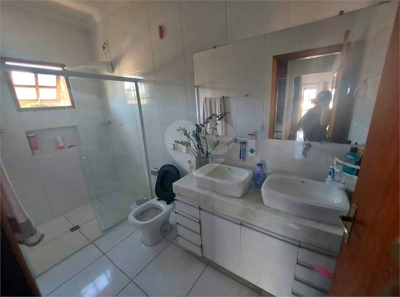 Casa à venda com 4 quartos, sendo 3 suítes,  no Centro, Bom Jesus dos Perdões, SP