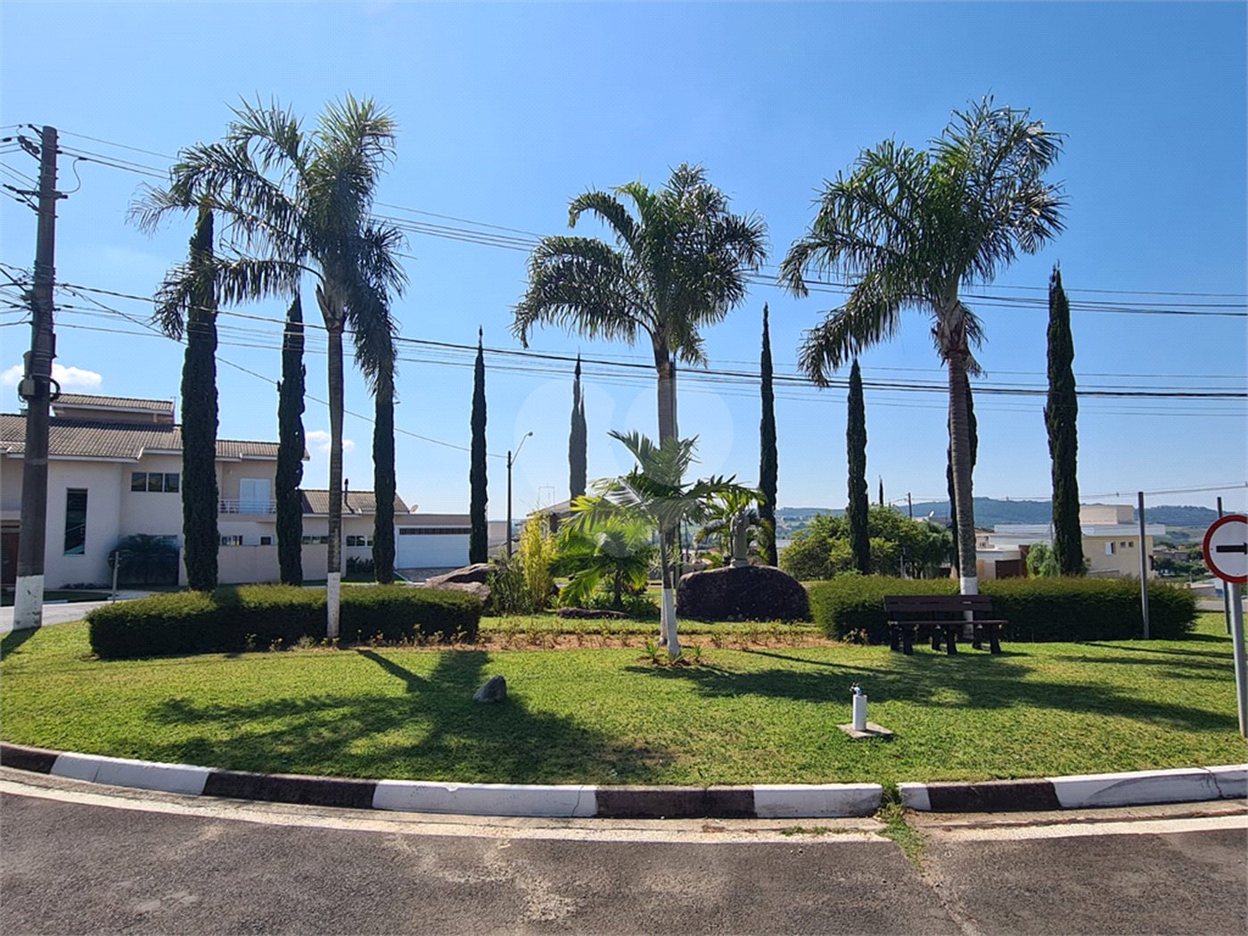 Casa à venda com 3 quartos, sendo 1 suíte, no condomínio Terras de São Francisco, Vinhedo - SP