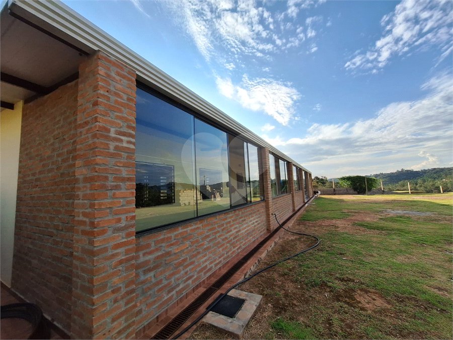 Chácara à venda com 4 quartos, sendo 2 suítes, em Recanto das Acácias, São Roque, SP