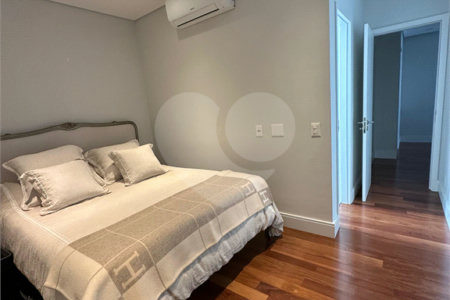 Apartamento à venda com 3 quartos, sendo 2 suítes, em Vila Olímpia, São Paulo, SP