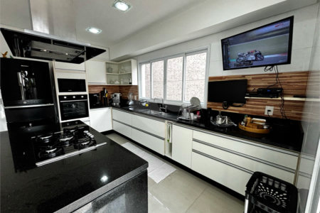 Casa à venda com 4 quartos, sendo 3 suítes,  em Vila Oliveira, Mogi das Cruzes, SP