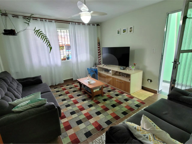 Casa à venda com 4 quartos, sendo 1 suíte,  em Parque Maria Domitila, São Paulo, SP