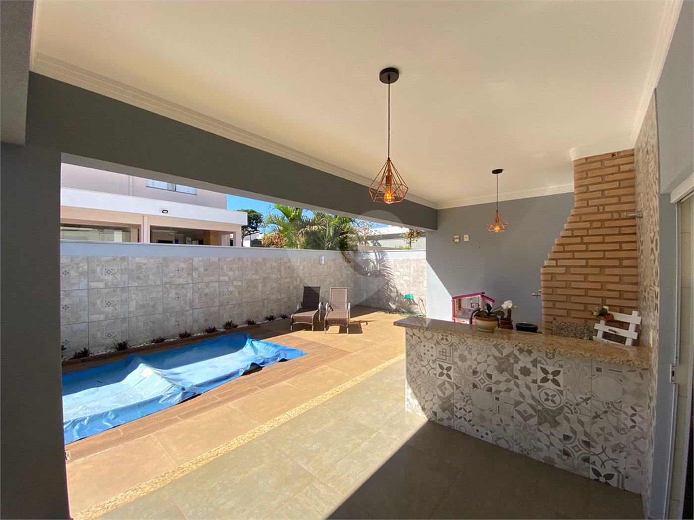 Casa térrea com piscina para venda no Condomínio Quebec.