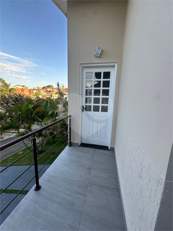 Casa à venda com 4 quartos, sendo 1 suíte,  no condomínio Jardim das Acácias, Cotia - SP