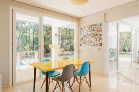 Casa à venda com 5 quartos, sendo 4 suítes, no condomínio Figueira Garden, Atibaia - SP