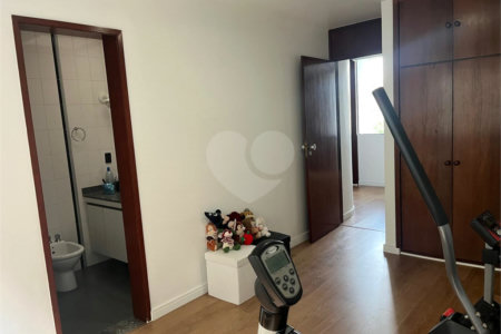 Casa à venda com 4 quartos, sendo 3 suítes, no condomínio Vitoria Regia, São Paulo - SP