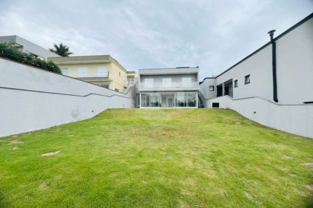 Casa à venda com 3 quartos, sendo 1 suíte, no condomínio Figueira Garden, Atibaia - SP