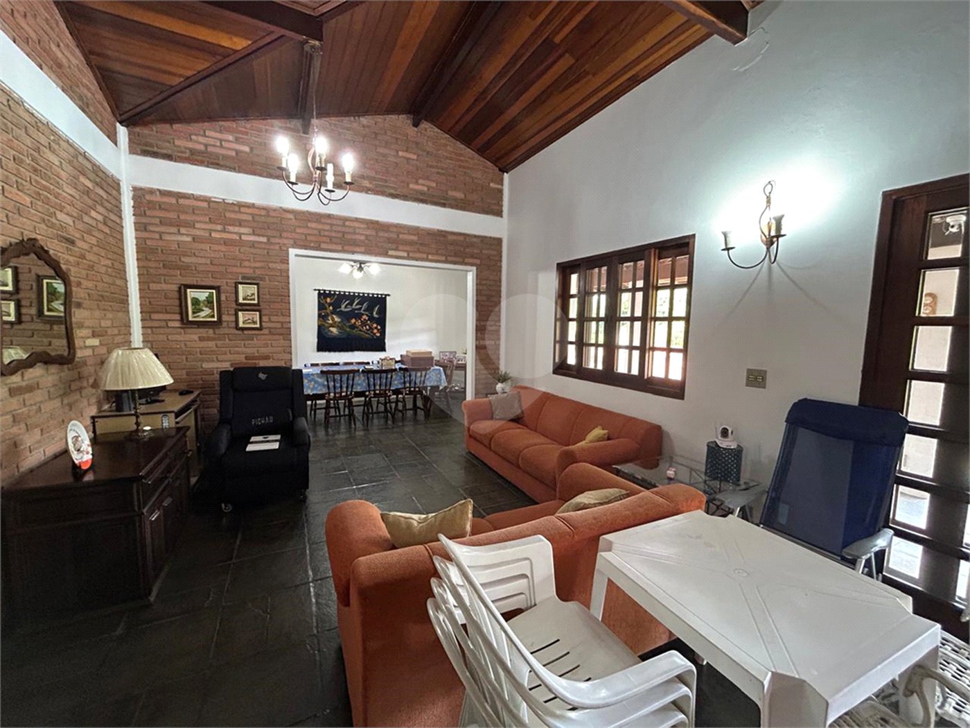 Casa à venda com 5 quartos, sendo 3 suítes, no condomínio Estância Marambaia, Vinhedo - SP