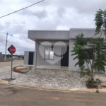 Casa à venda com 3 quartos, sendo 1 suíte,  no condomínio Tivolli, Itapetininga - SP