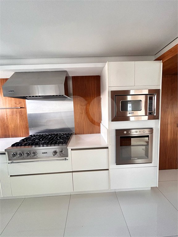 Apartamento à venda com 3 suítes em Moema, São Paulo, SP