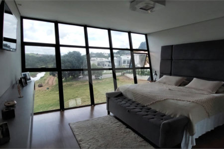 Casa à venda ou para alugar com 4 suítes no condomínio Figueira Garden, Atibaia - SP