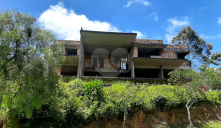 Sobrado à venda com 4 suítes em Roseira, Mairiporã, SP