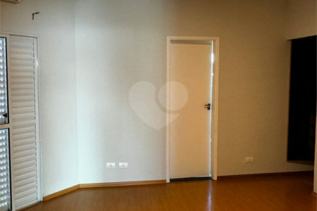 Casa à venda com 3 quartos, sendo 1 suíte, no condomínio Residencial Villa dos Inglezes, Sorocaba - SP