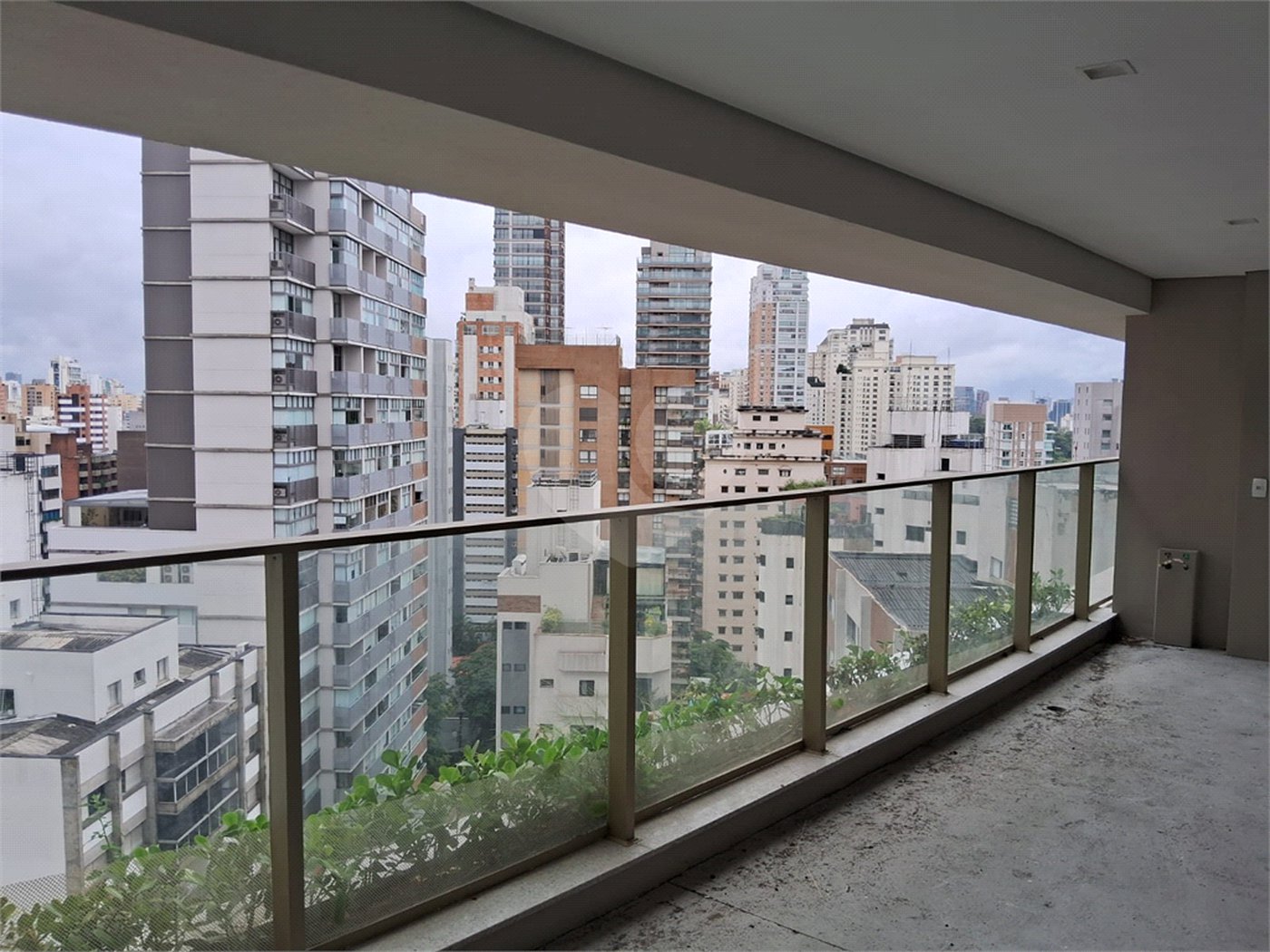 Apartamento à venda com 3 suítes em Moema, São Paulo, SP