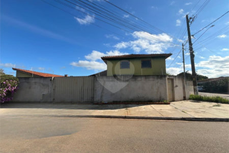 Sobrado à venda com 4 quartos, sendo 1 suíte, em Estância Conceição, Itapetininga, SP