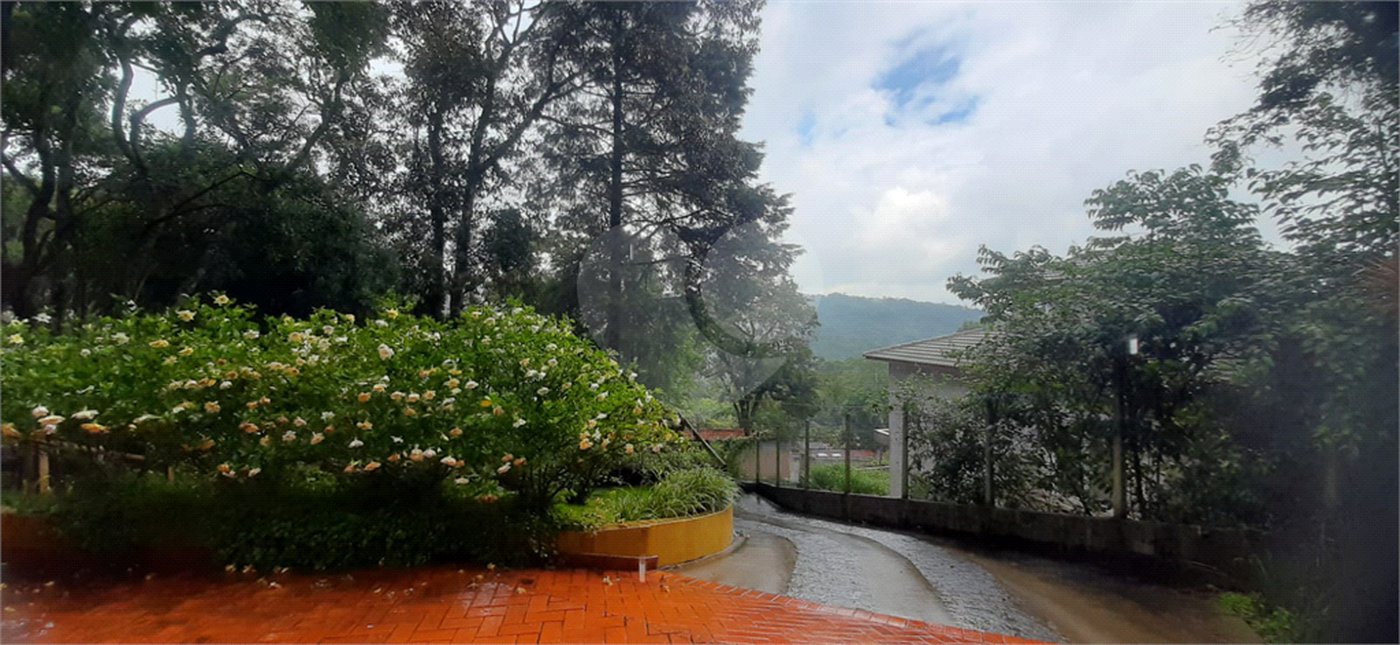 Casa à venda com 5 quartos, sendo 4 suítes, no condomínio Alpes da Cantareira, Mairiporã - SP