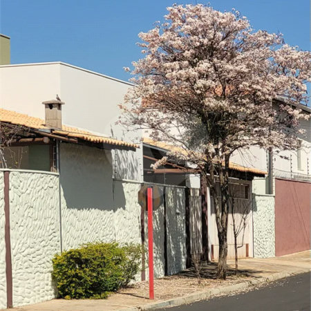 Casa Exclusiva com Pé-Direito Alto e Área Gourmet no Jardim Paraíso