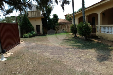 Casa Térrea com 3 dormitórios, sendo 1 suíte.