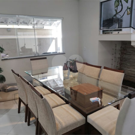 Casa à venda com 4 quartos, sendo 2 suítes, no condomínio Residencial Jardim das Palmeiras, Vinhedo - SP