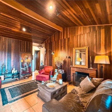 Casa na Granja Viana com 1.600m² de terreno, lareira e amplo espaço para veículos