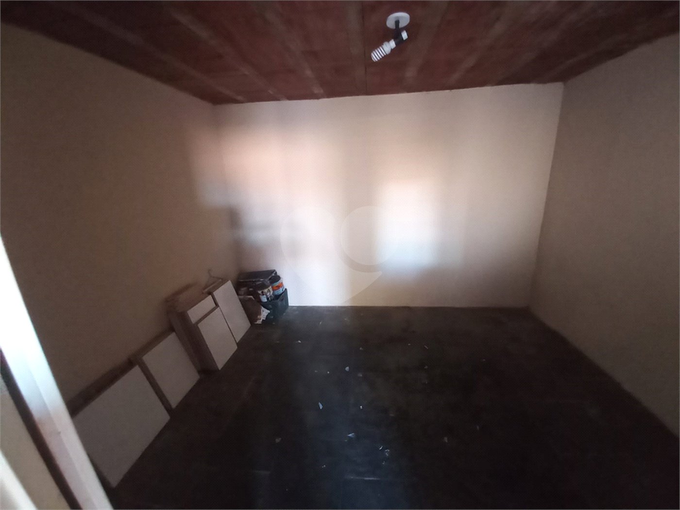 Casa térrea com 3 dormitórios, sendo 1 suíte.