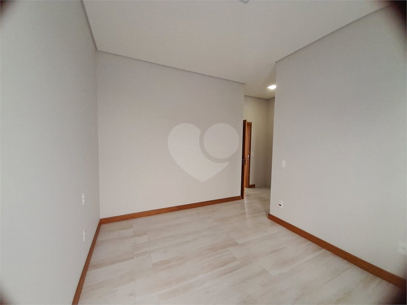 Belíssima Casa à Venda no Condomínio Damha IV