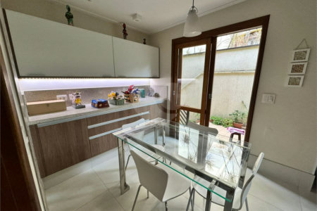 Casa à venda com 3 quartos, sendo 1 suíte, no condomínio Residencial Jardim das Flores 1510, Cotia - SP