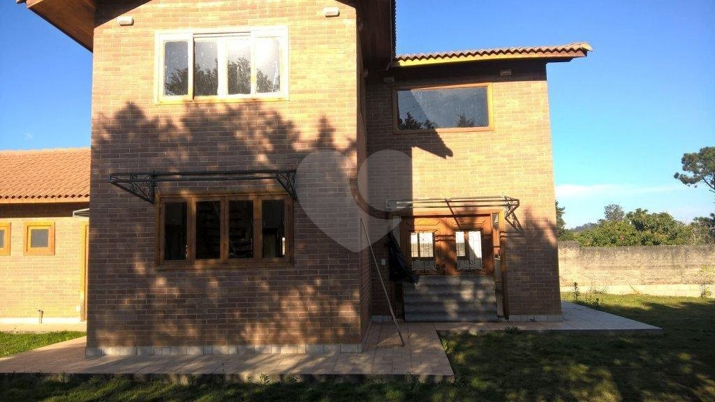 Casa à venda ou para alugar com 3 suítes no condomínio Vilarejo Estoril, Mairiporã - SP